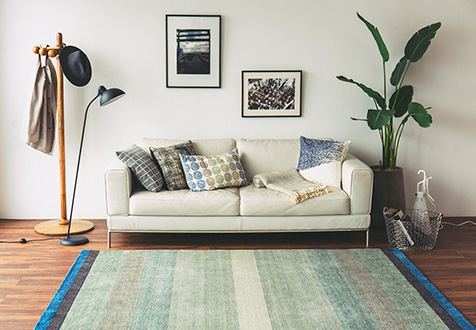 ラグのデザイン・コーディネートイメージ ソファ前写真